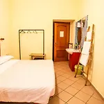 Hostal The Beehive *