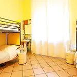 Hostal The Beehive