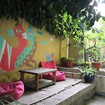 Hostal The Beehive *