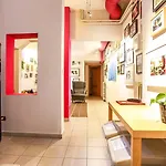 Hostal The Beehive